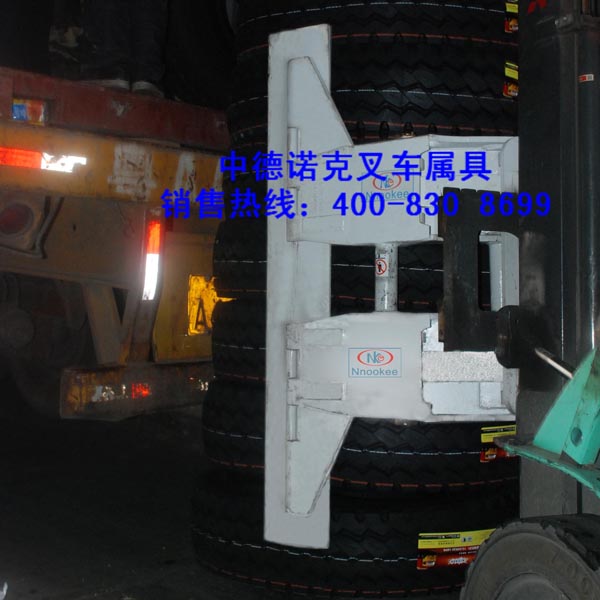 供應(yīng)輪胎夾、輪胎夾抱機、夾抱車、輪胎搬運車、抱夾、抱卷夾、輪胎夾抱機