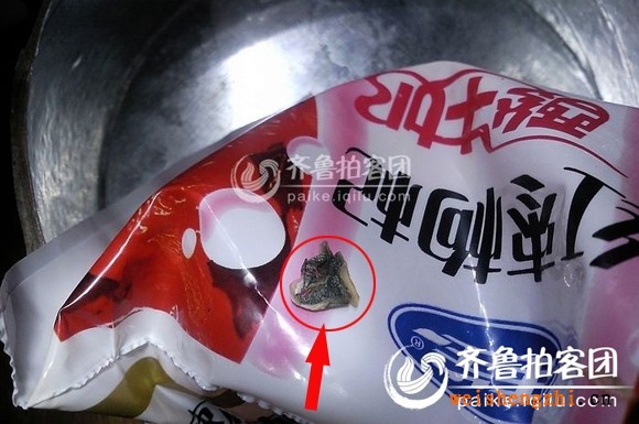  佳寶牛奶喝出似衛(wèi)生紙異狀物(紅色箭頭指向?yàn)楫悹钗?