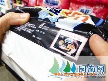 警方稱，制假窩點受生產(chǎn)水平限制，產(chǎn)品包裝會出現(xiàn)一些缺陷，這是辨別真假的方式之一。