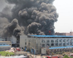 廣東又一印刷廠起火，一夜之間付之一炬?。?！