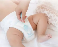 給嬰兒換紙尿褲的方法以及注意事項(xiàng)