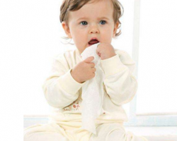 用濕紙巾給寶寶擦手，三分鐘帶你了解危害之處！